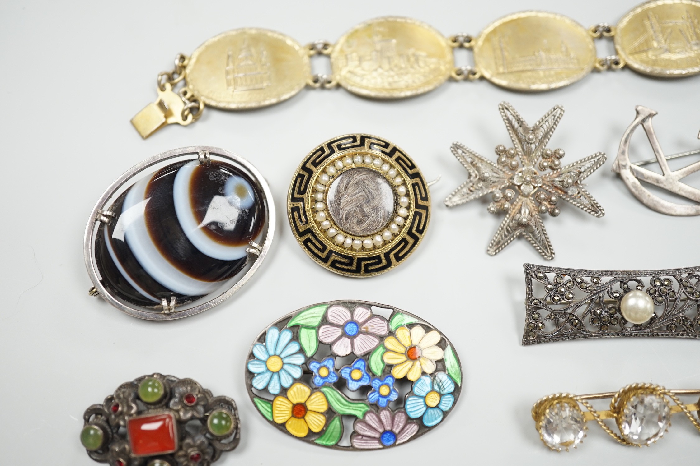 A 1940's silver gilt bracelet, each link embossed with a famous English landmark, 19cm and a quantity of assorted jewellery including a Victorian silver and enamel commemorative brooch, banded agate set brooch and a gold